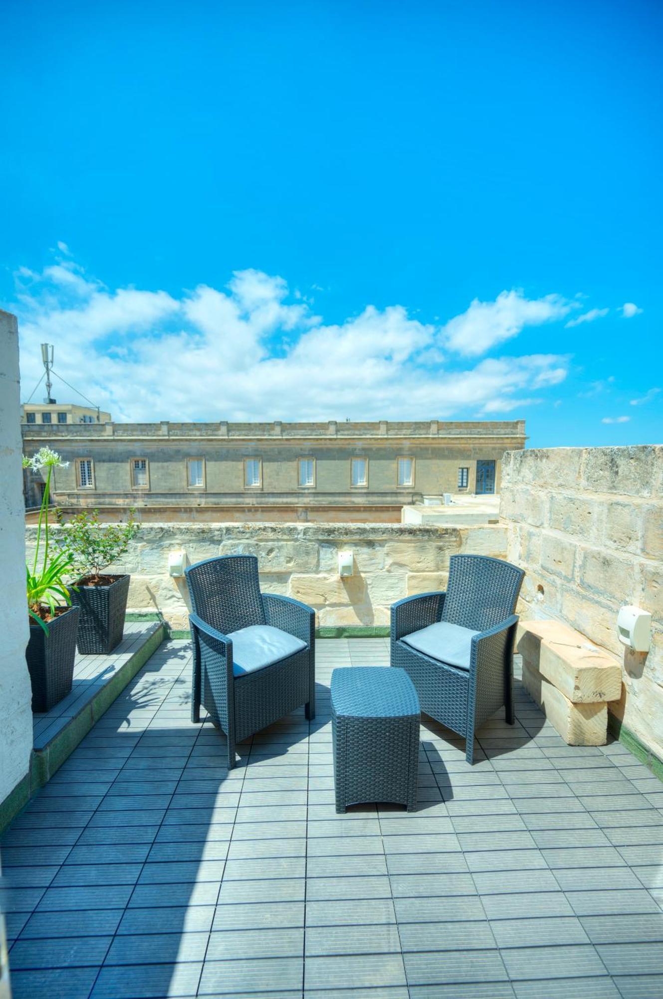 Traditional Townhouse, Terrace Near Valletta Weng1-1 *